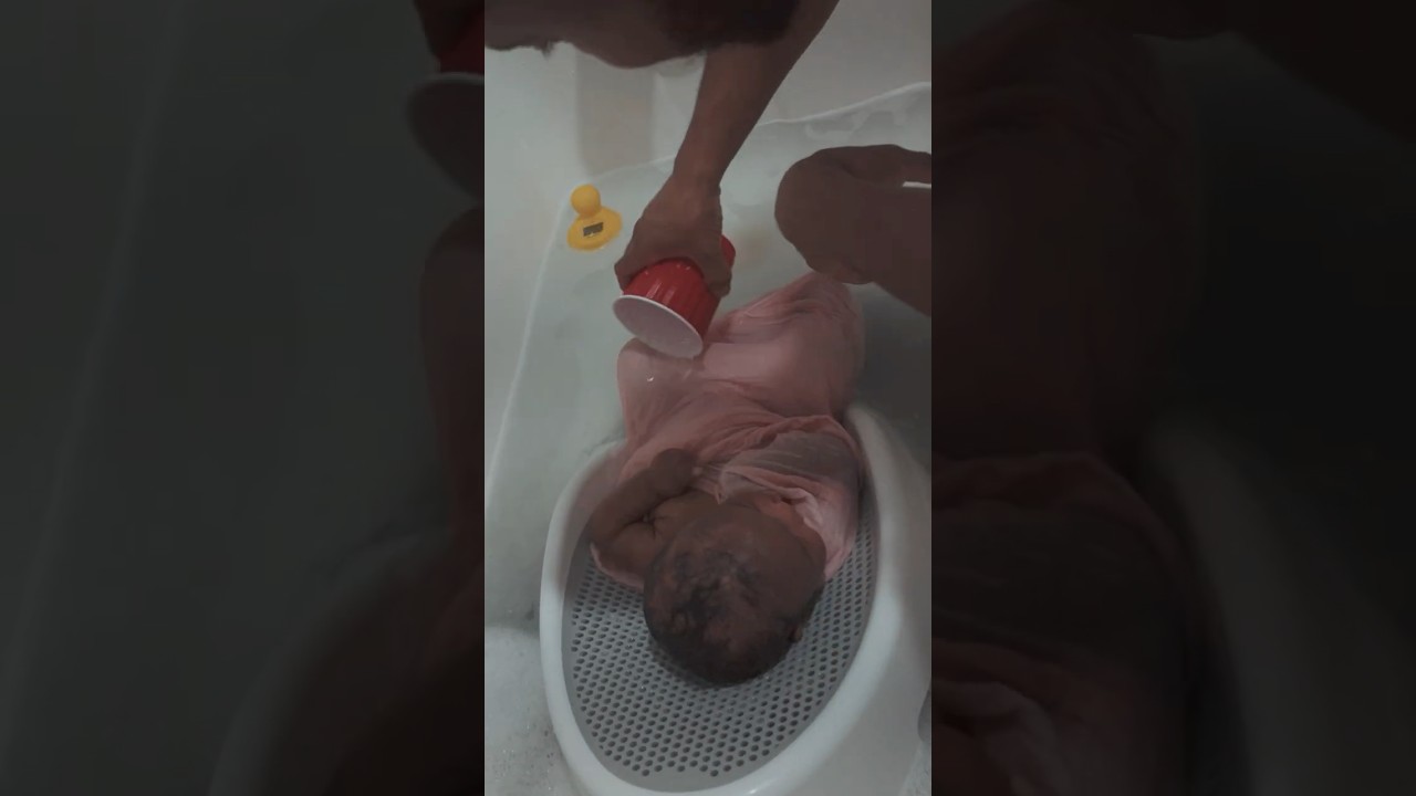 MOMMY BATH 🛁 VS DADDY BATH 💦 (Guess who makes a HUGE mess?!)  