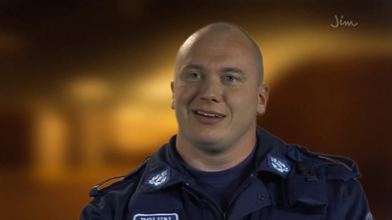 Poliisit - Alaston mies juoksee naisen perässä.