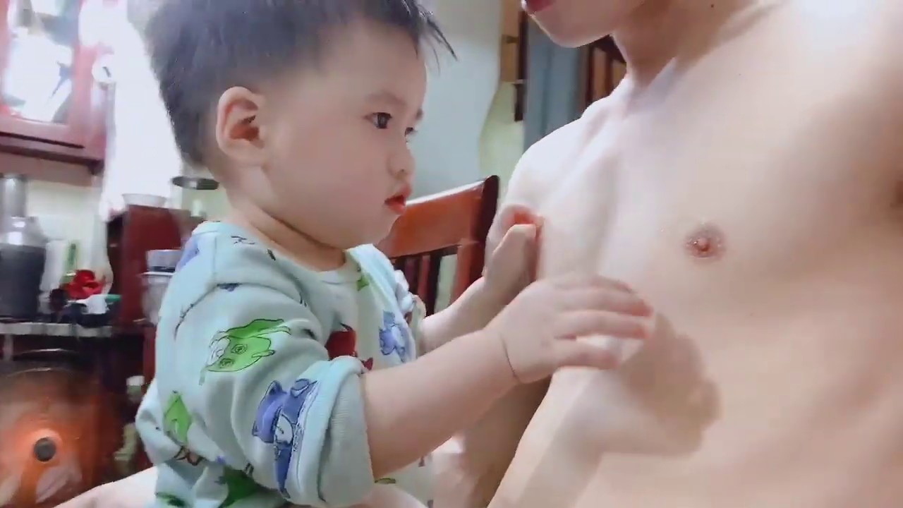 Clip 341 - Bống lôi cả bố ra để ti ti, trêu cả bố này, ghê hông