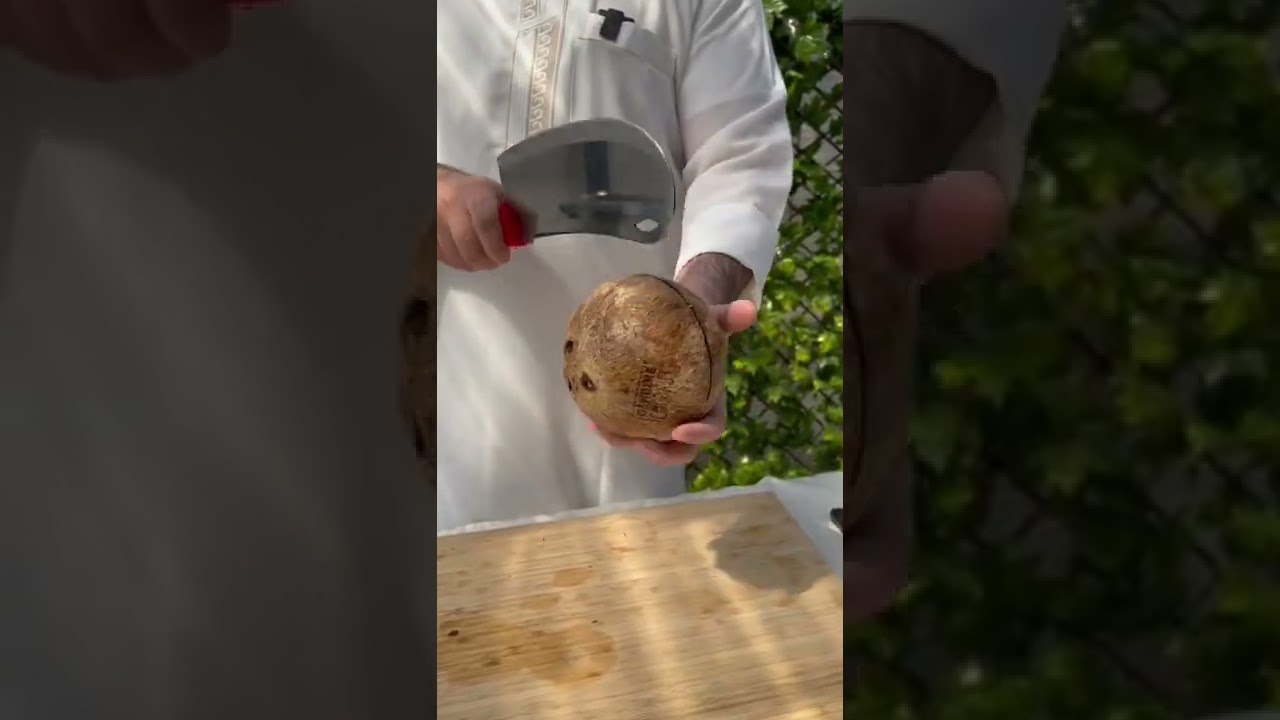 افضل طريقة لكسر جوز الهند الى نصفين!😍