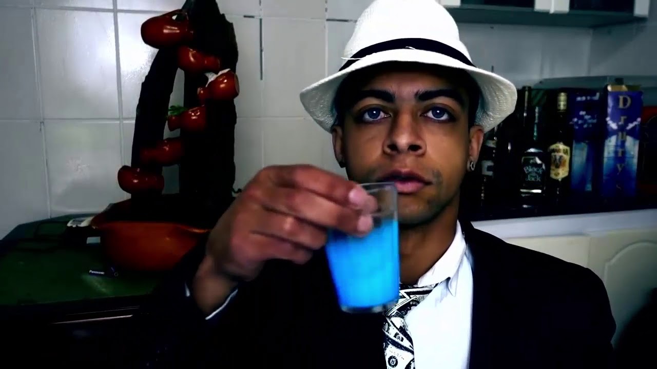 Everson Zoio bebe um copo de pinga azul de penalti