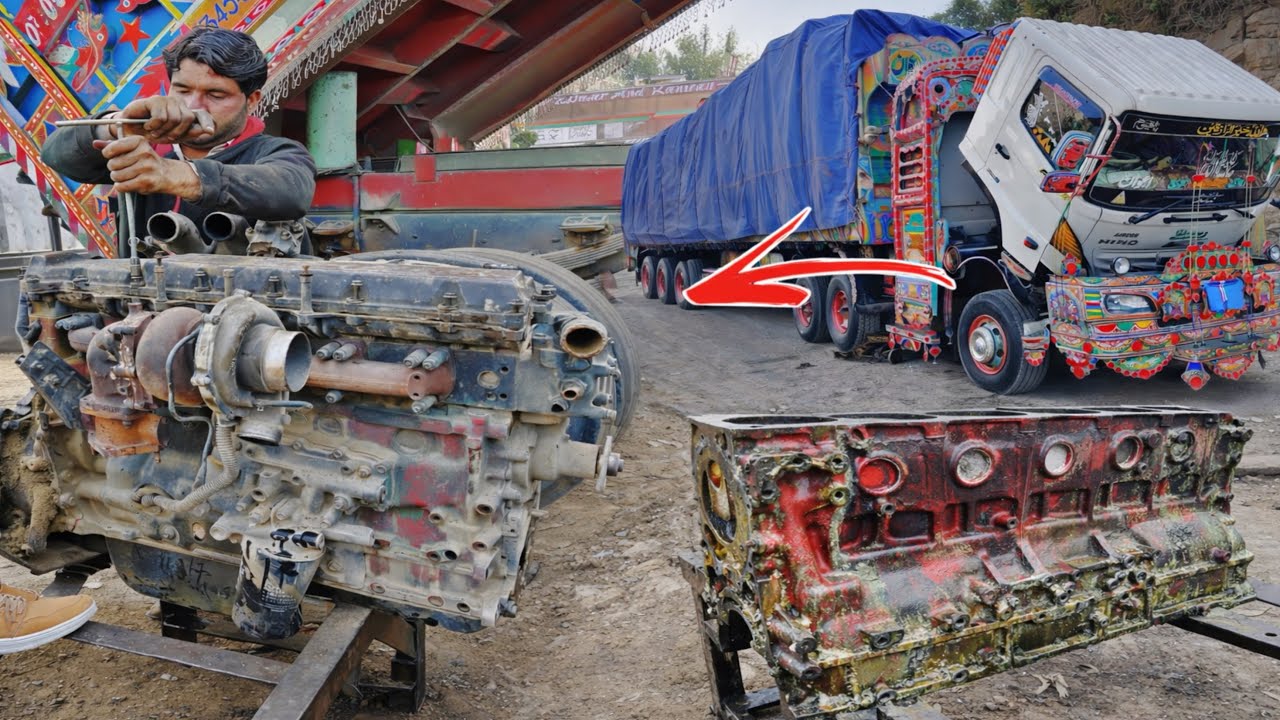 Roadside Breakdown of Pakistani Truck | Engine Overheating, Gasket Failure & Repair