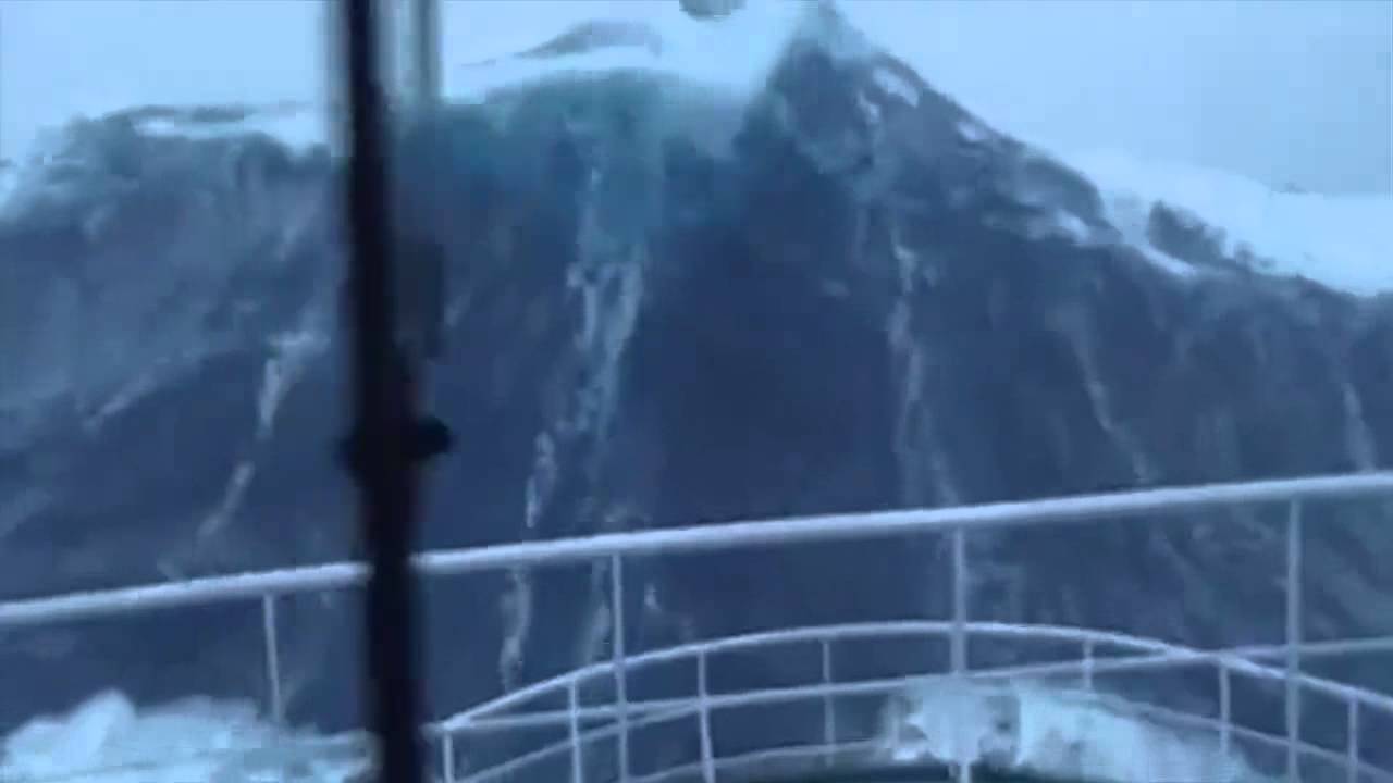 Aus Sicht der Besatzung: Hier k&auml;mpft sich ein Schiff durch die st&uuml;rmische Nordsee