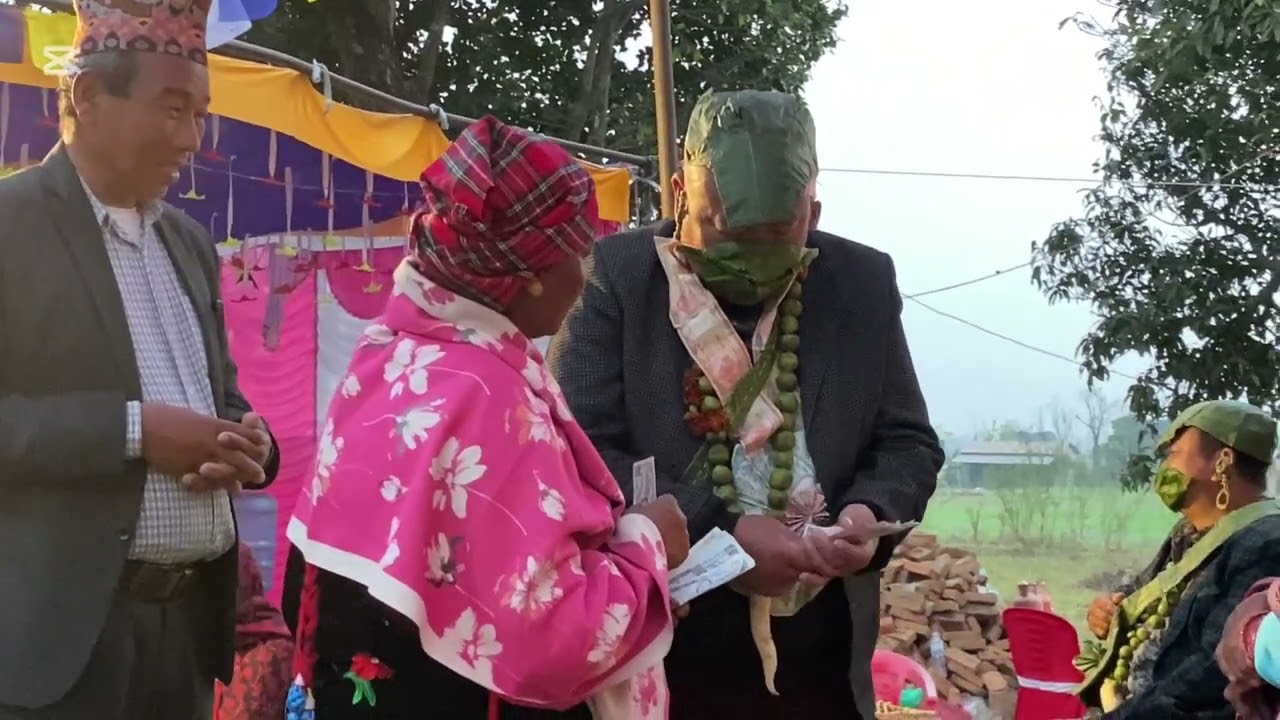 Pun  Jati ko bibah ma sali namanda bhena le phakaudai ra janti ramailo gardai