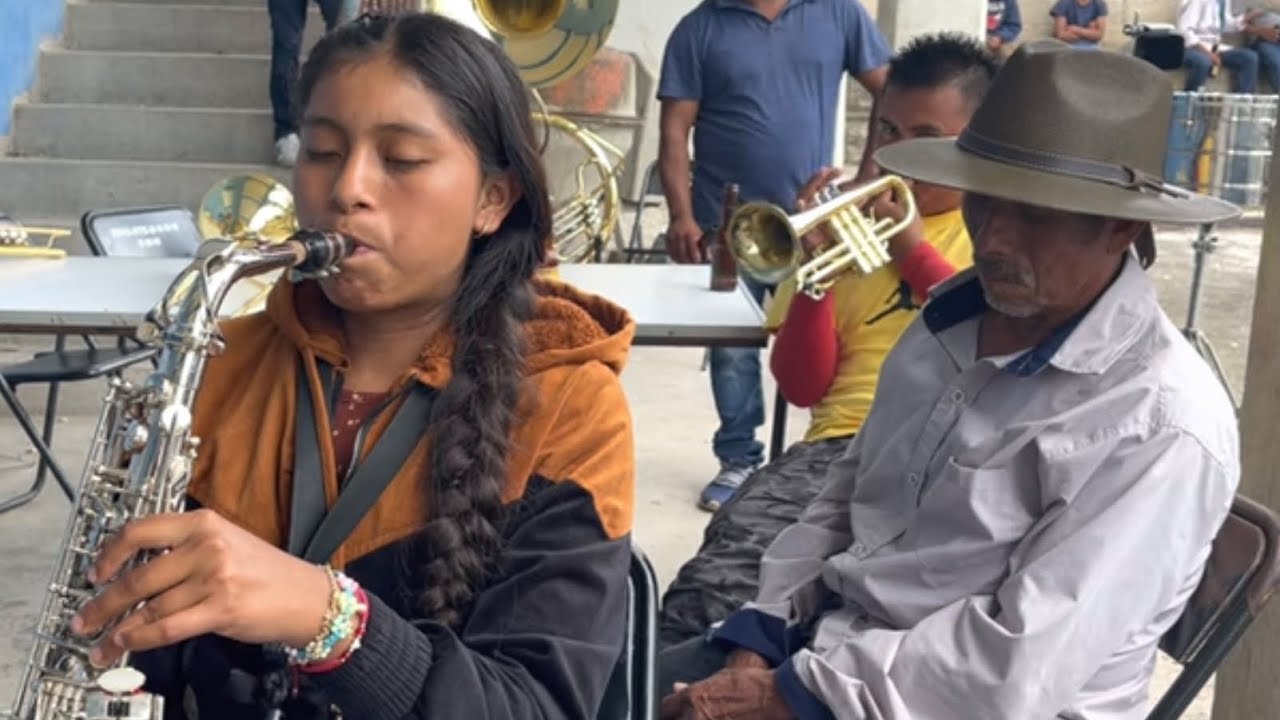 Nostalgia da al ver cómo baila Tristemente este ABUELITO al triste Ritmo de la tuba y la tambora🥲