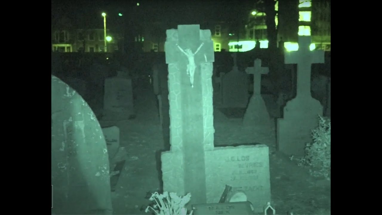 Geesten op het Kerkhof om 3 uur met EMF K2 meter! (HD)