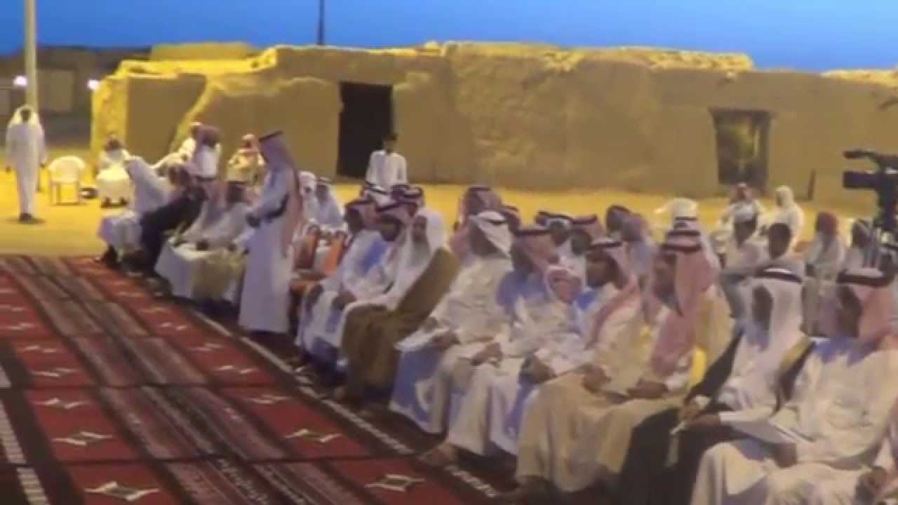 محافظ ينبع ورؤساء الدوائر الحكومية في لقاء مع اهالي ينبع النخل بسوق الجابرية التاريخي