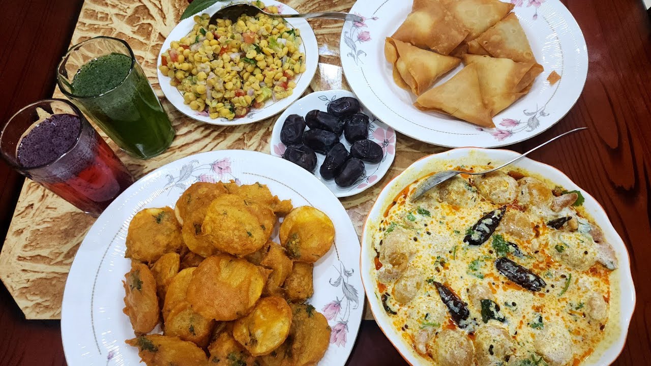 Aloo ki bhajiya dahi bade chana dal Ande ki samose 2 kesam ka sharbat Hyderabadi iftar combo