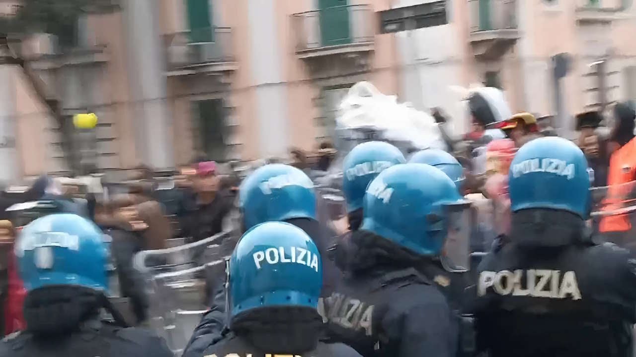 Scontri e Tensione a Messina: Corteo “No Ponte” Degenera, Ferito un Agente di Polizia