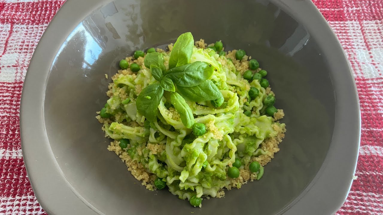 Green Pea Sauce Pasta With Garlicky Breadcrumbs - Give It To Me Every Day!