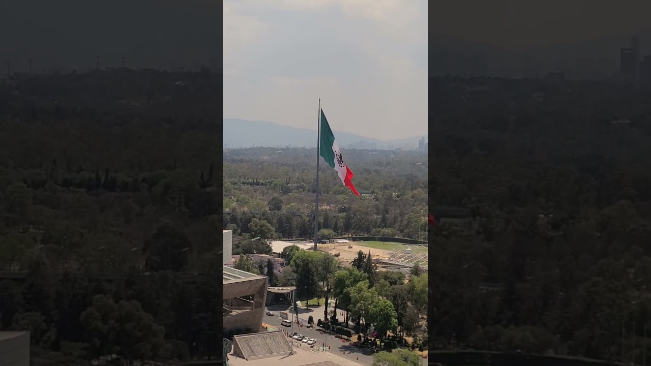 Giant flag in Mexico City 🇲🇽  #mexicocity #mexican #mexico #shorts #flags #travelshorts #traveling