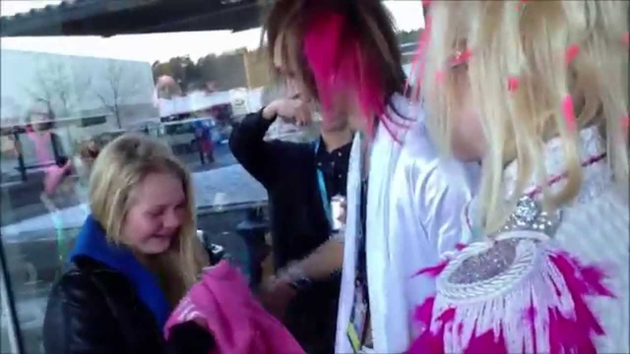 YOHIO ger ut signade tröjor åt sina fans