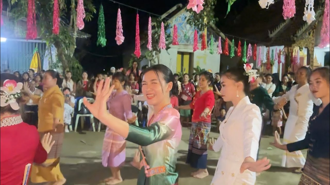 สาวอารีฟ้อนรำในงานวัด คนไทยมาเที่ยวงานวัดที่เมืองเมีงเยอะมากด้วยค่ะ