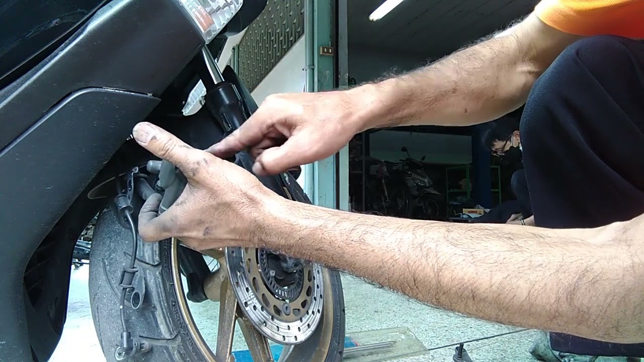 เปลี่ยนผ้าดิสเบรกหน้า​ YAMAHA​N-MAX​