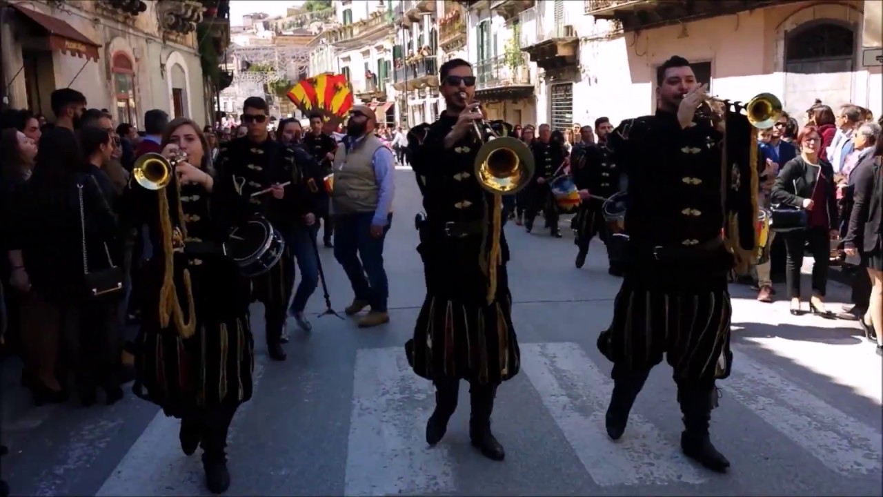 Sicilia tra bellezza e folklore