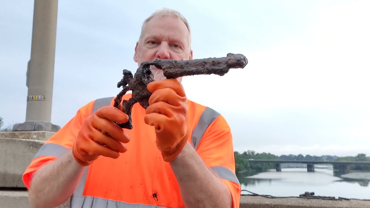 Magnet Fishing! Gangster Gun, Scrap Town 🧲💪