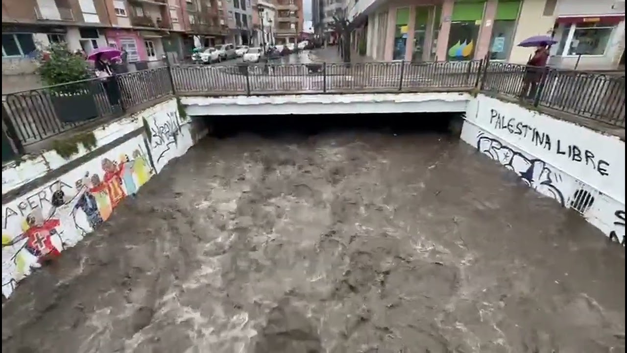 Así llega el arroyo Cigüeño al Sil en el Malecón de O Barco