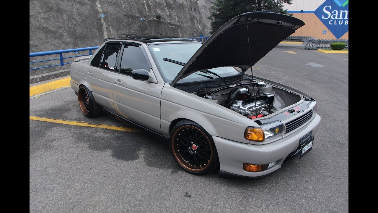 Nissan B13 GA16 con estética de exhibición.