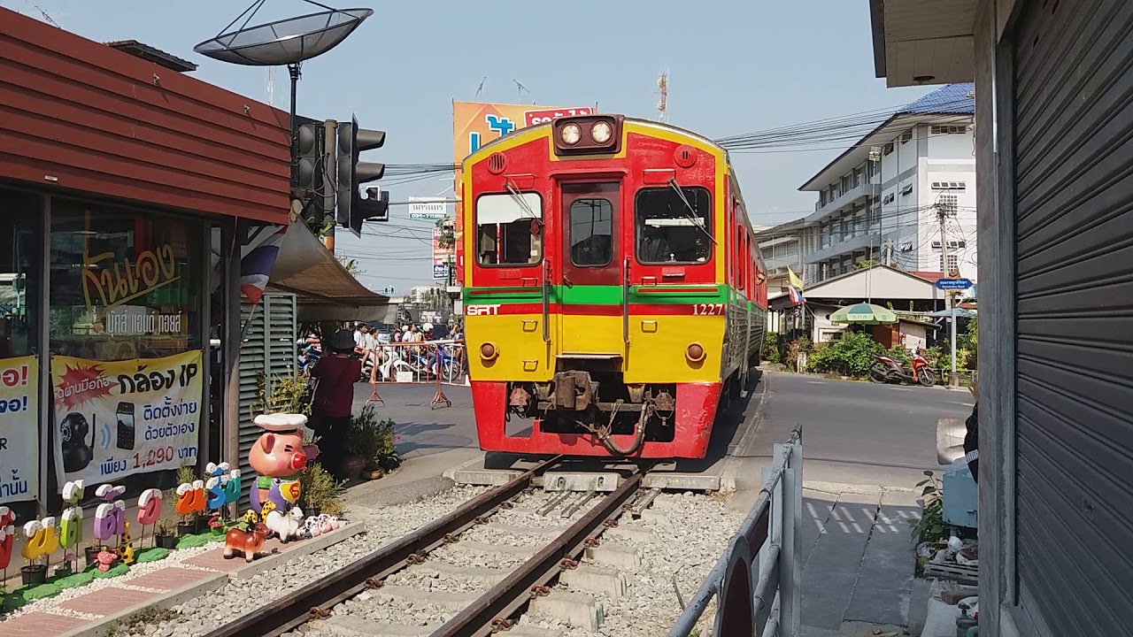 ชมรถไฟเข้าตลาดแม่กลอง Maeklong Market