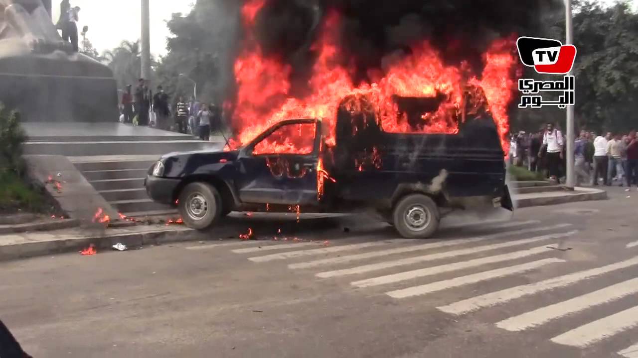 حرق سيارة شرطة أمام جامعة القاهرة احتجاجا على مقتل طالب هندسة