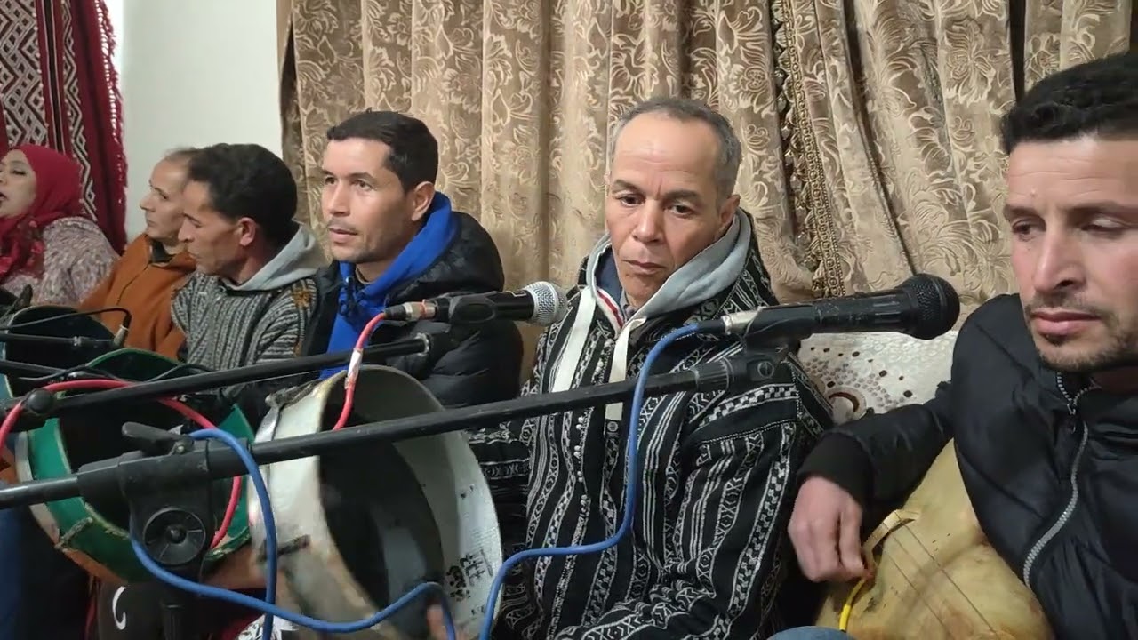 الفنان الصاعد دريس حمزاوي مع الفنانة خولة و المجموعة