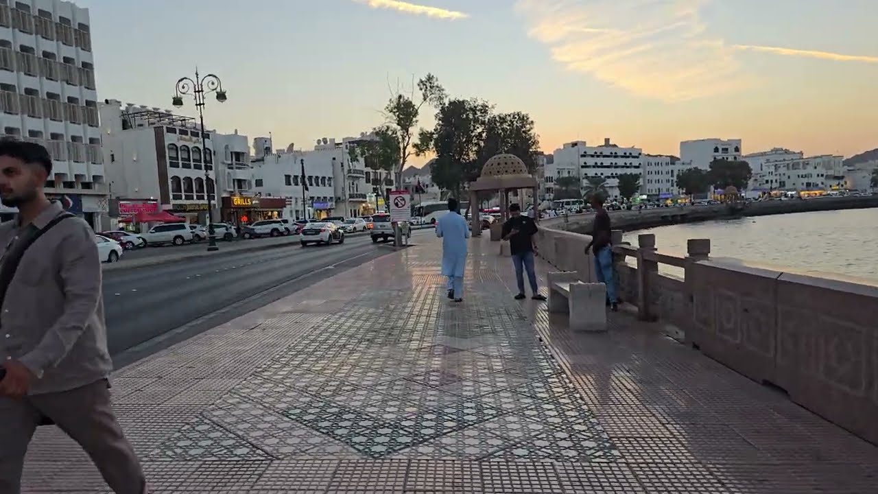 Прогуливаюсь по набережной Корниш в Маскате