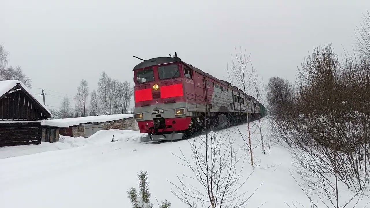 Грузовой состав под 4ТЭ10С-0019 и ЧМЭЗ-1509 в хвосте на север прибывает на станцию Кирс, 01.2026 год