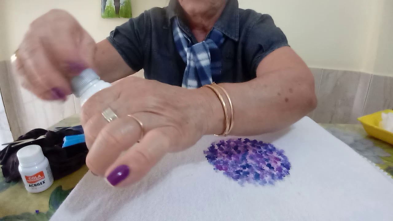 Pintando hortênsia com cotonetes.