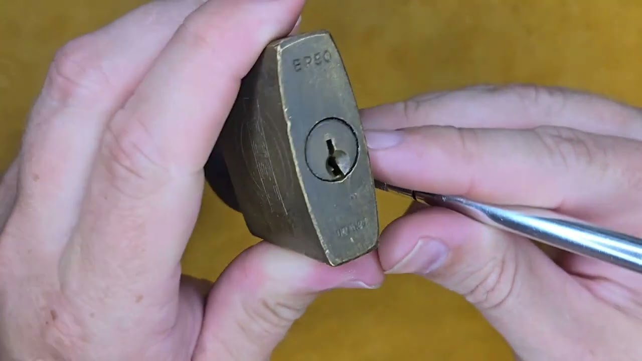 #lockchuck600 picking an LSDA padlock with homemade pick!