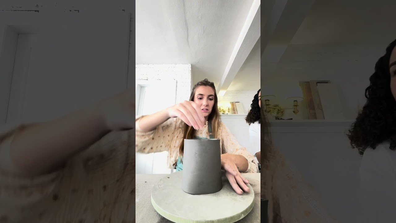 Fazendo uma caneca na minha primeira aula de ceramica, eu AMEI #ceramica #auladeceramica #artista