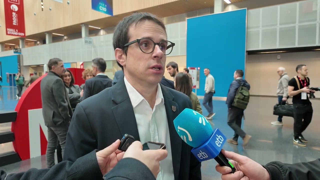 Pello Otxandiano lanza un mensaje a favor de la paz desde la Bienal de Máquina Herramienta
