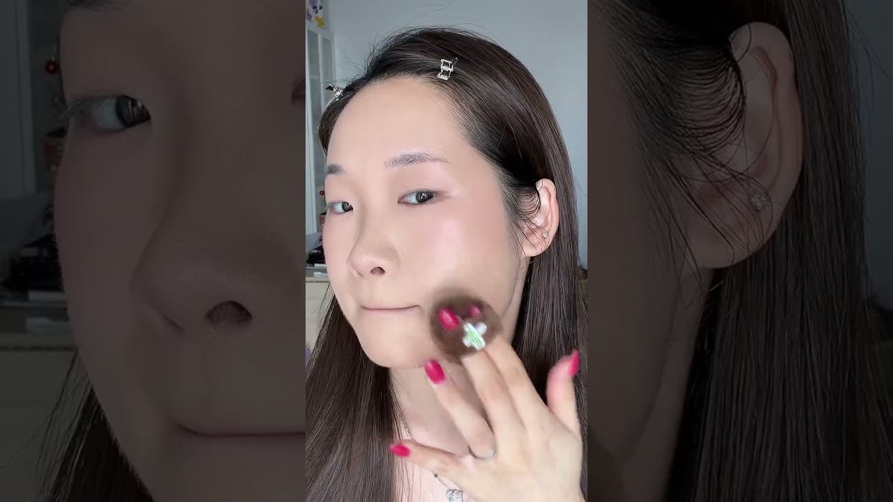 Elegant Single Eyelid Makeup: Peach & Gold with Fur Accent