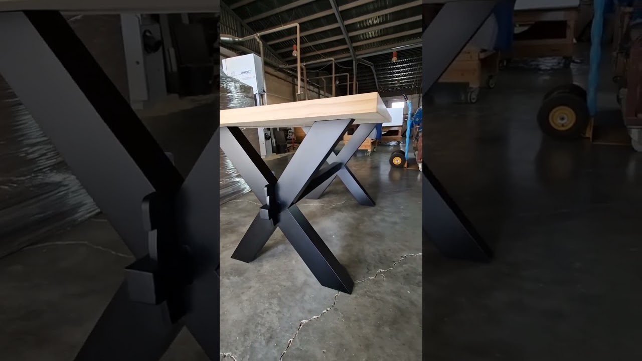 MESA DE MADERA MACIZA DE PINO CON PATAS CRUZ