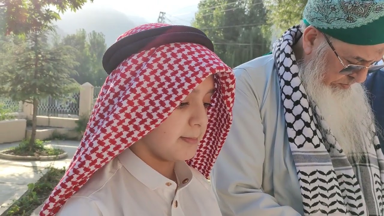 حضرت شاہ اسماعیل شہید رح کے مزار پر عزیزم محمد احنف سلمہ اپنا آخری سبق سنا رہے ہیں 