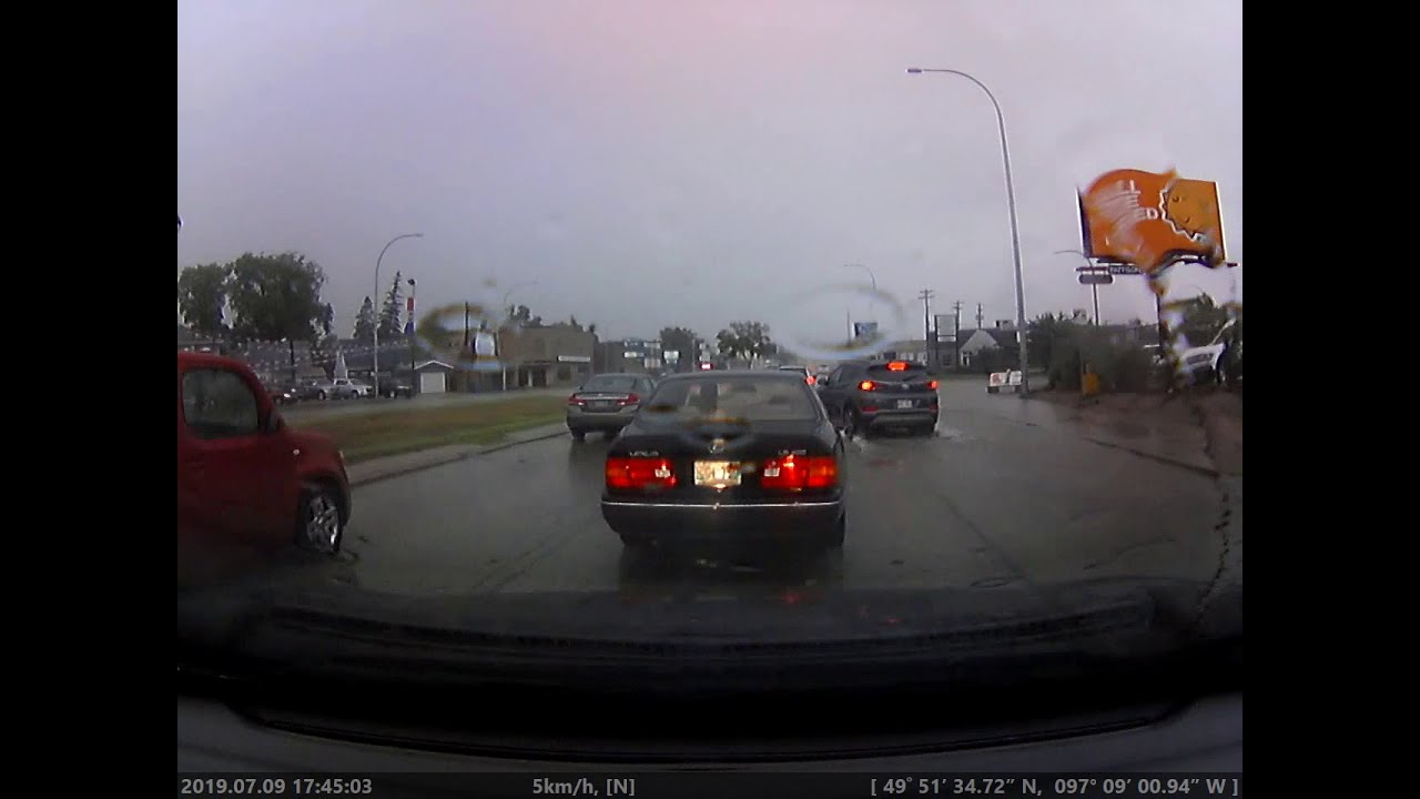 Driving on a rainy Day in Winnipeg / Dirigindo na chuva em Winnipeg