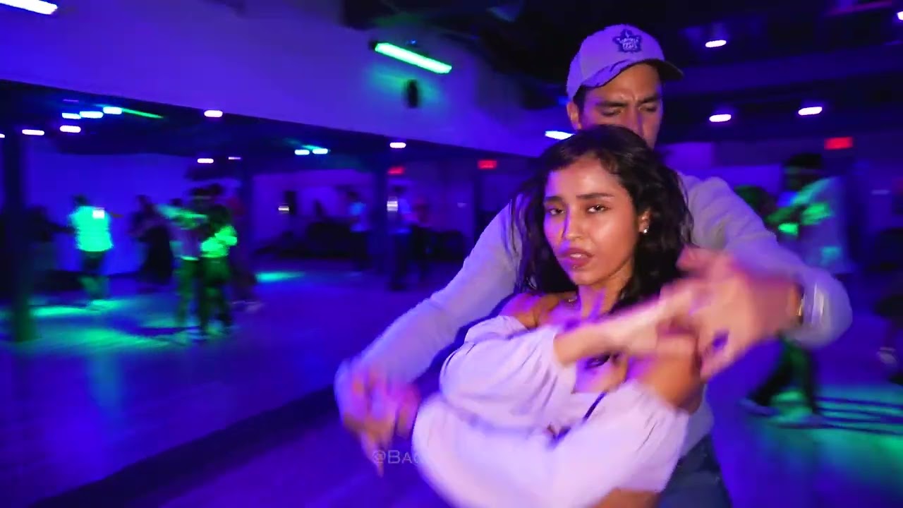 Bruno y Becky - Sensual Bachata Social Dancing in Toronto, Canada (Limbo) - BachataToronto
