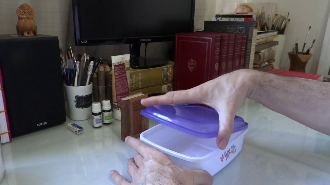 Como tirar a umidade e o cheiro de mofo dos livros