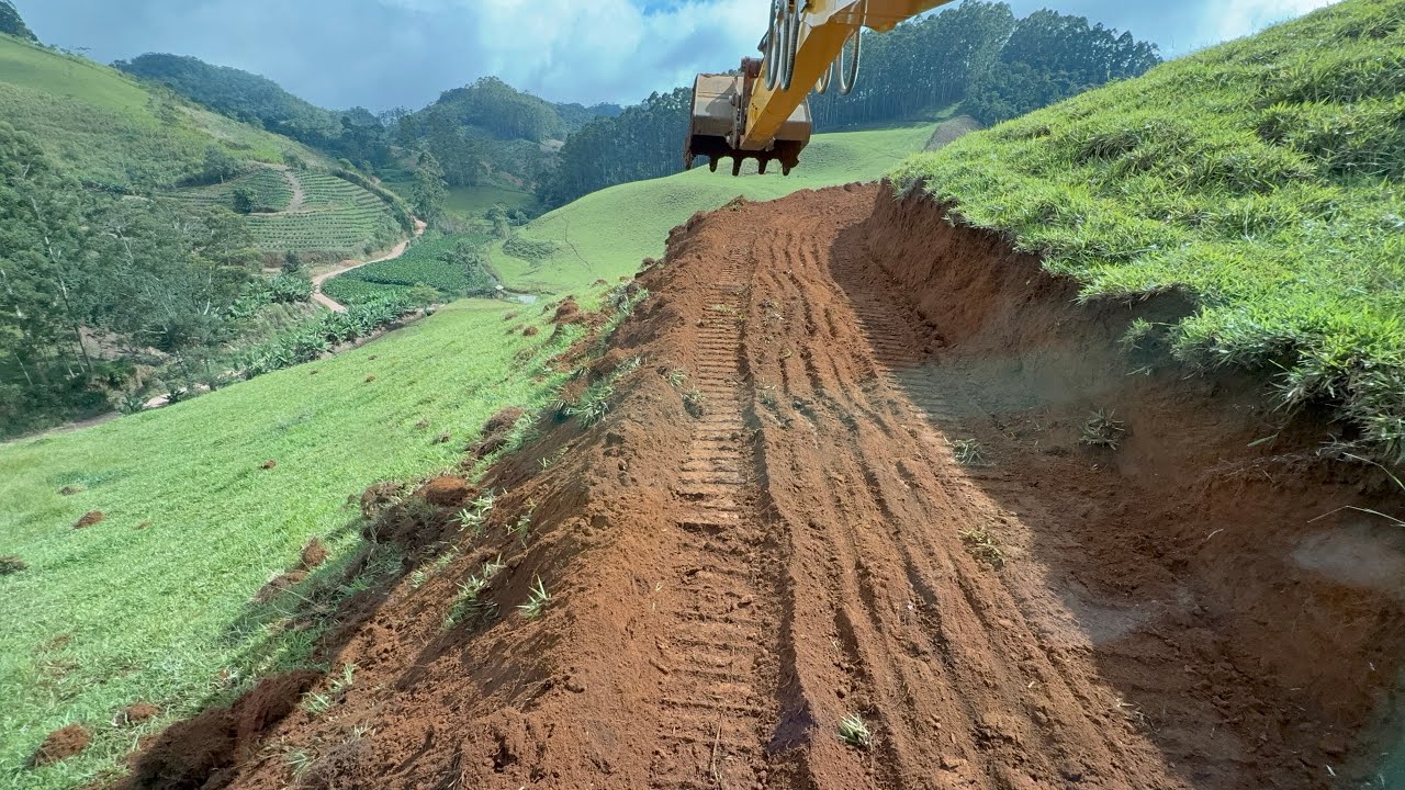 FAZENDO ESTRADA COM ESCAVADEIRA HIDR&Aacute;ULICA NEW HOLLAND 145 EVO 