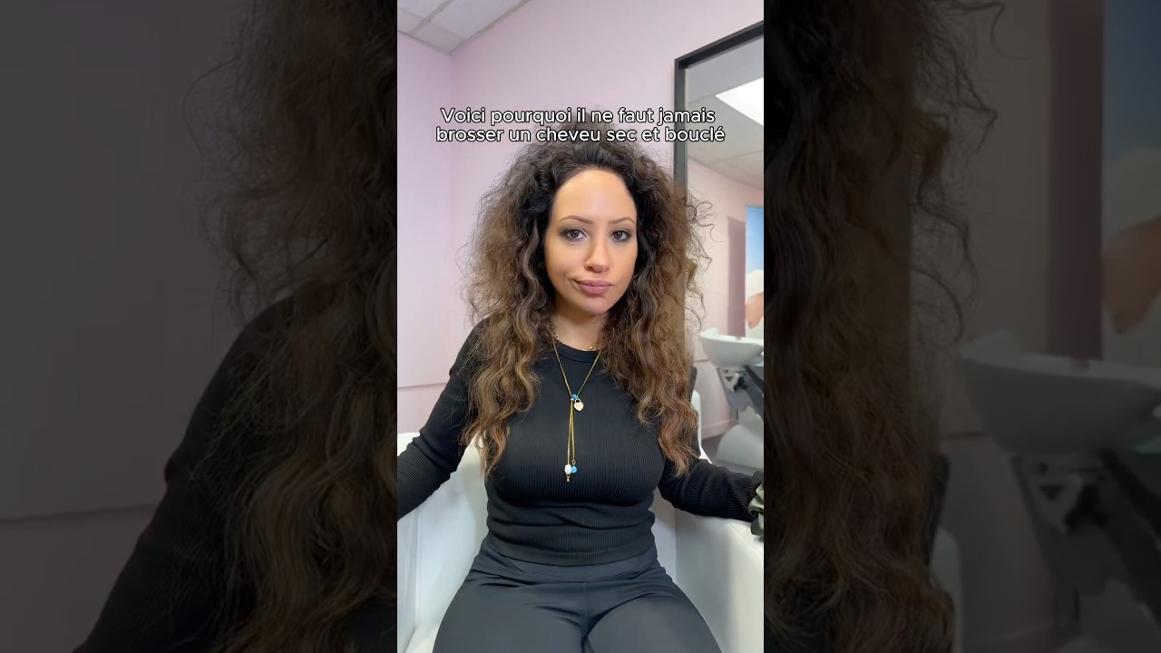 Voici pourquoi il ne faut JAMAIS brosser des cheveux secs et boucl&eacute;s 😅