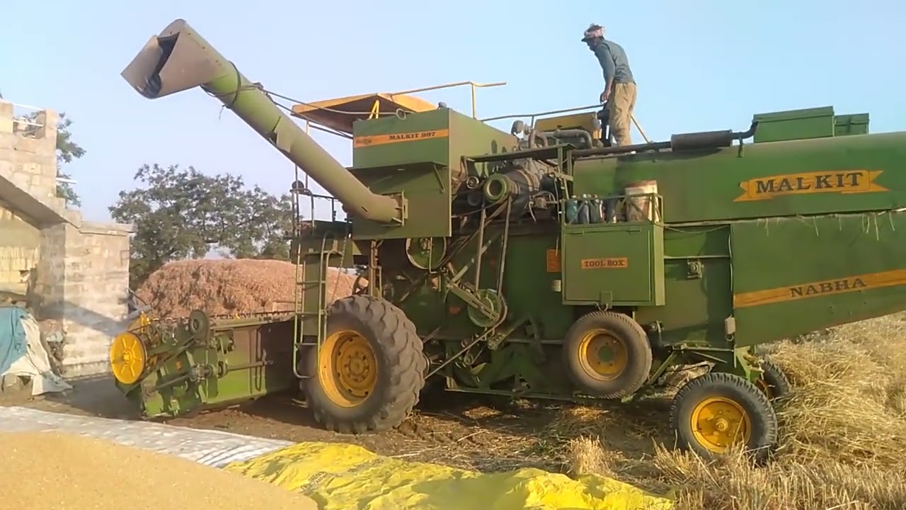 Wheat cutters #farm #agrifuture #agriculturalsystem #modernfarmer #easyfarming #villagelife 