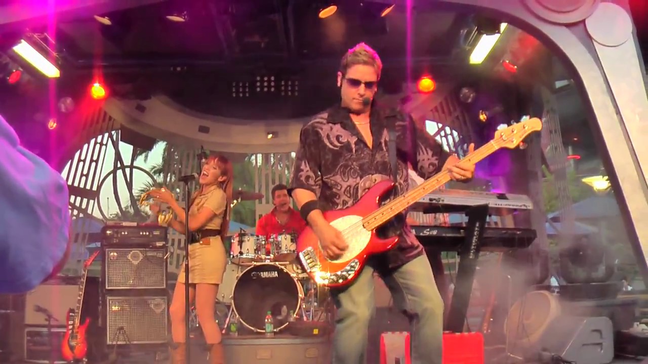 Disneyland Tomorrowland Terrace Rock Band -  Instant Replay﻿