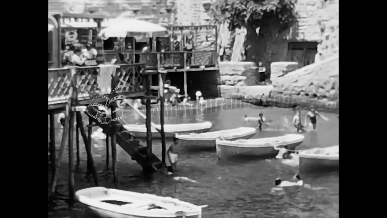 Naples, Italy, 1954 - Many people bathe under the 