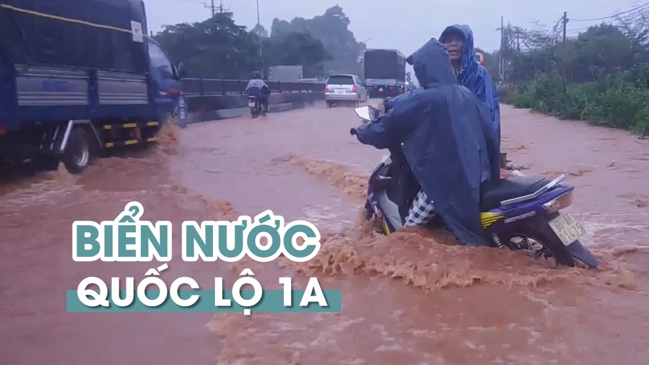 Quốc lộ 1A th&agrave;nh biển nước, kẹt xe 5 km v&igrave; mưa lớn