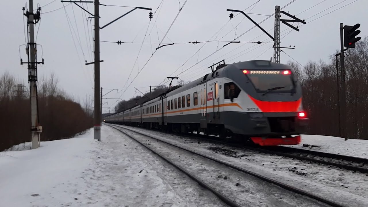 Поезда на перегоне Гривно - Львовская Курского направления в зимний вечер.