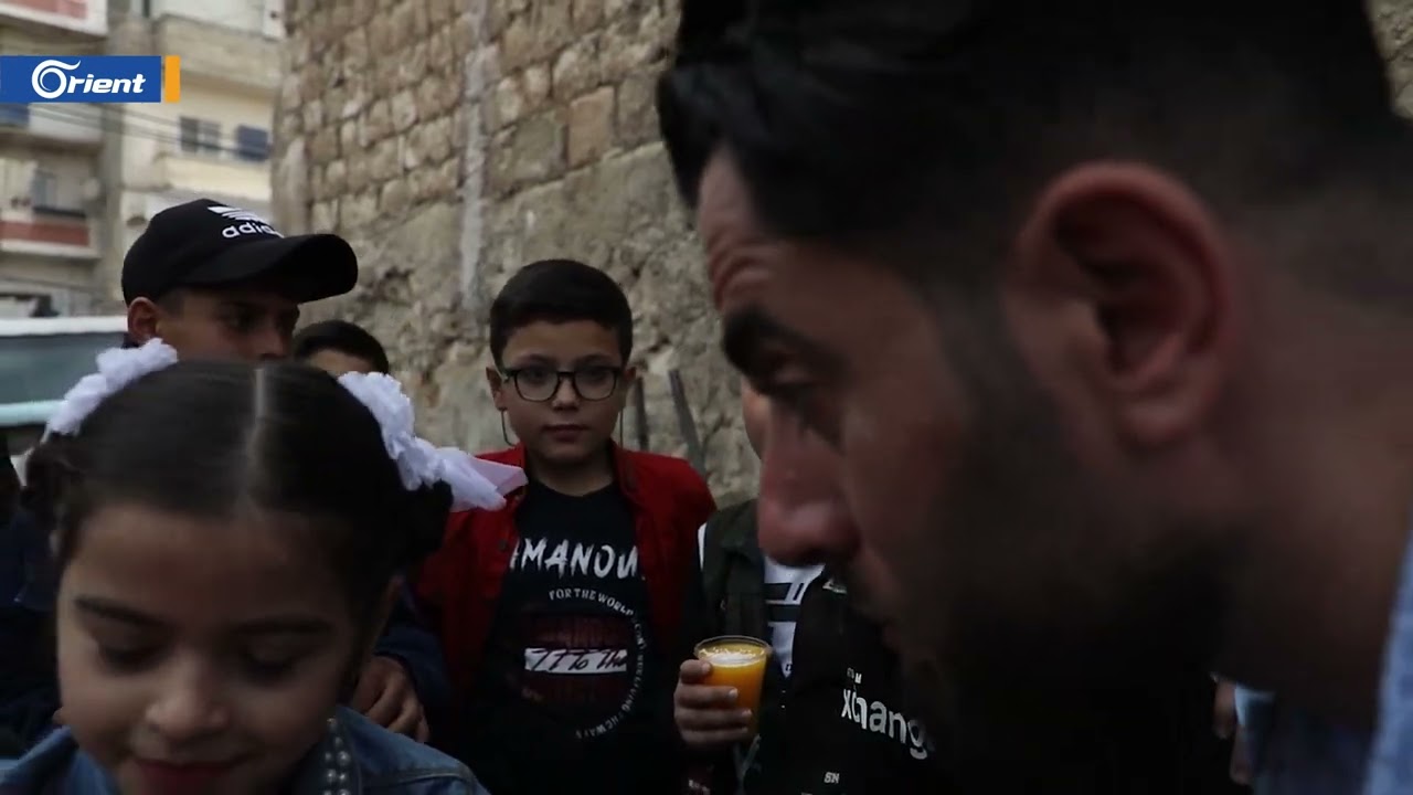 إدلب.. بائعة الحلوى حلا ومراسل أورينت يوزعون 