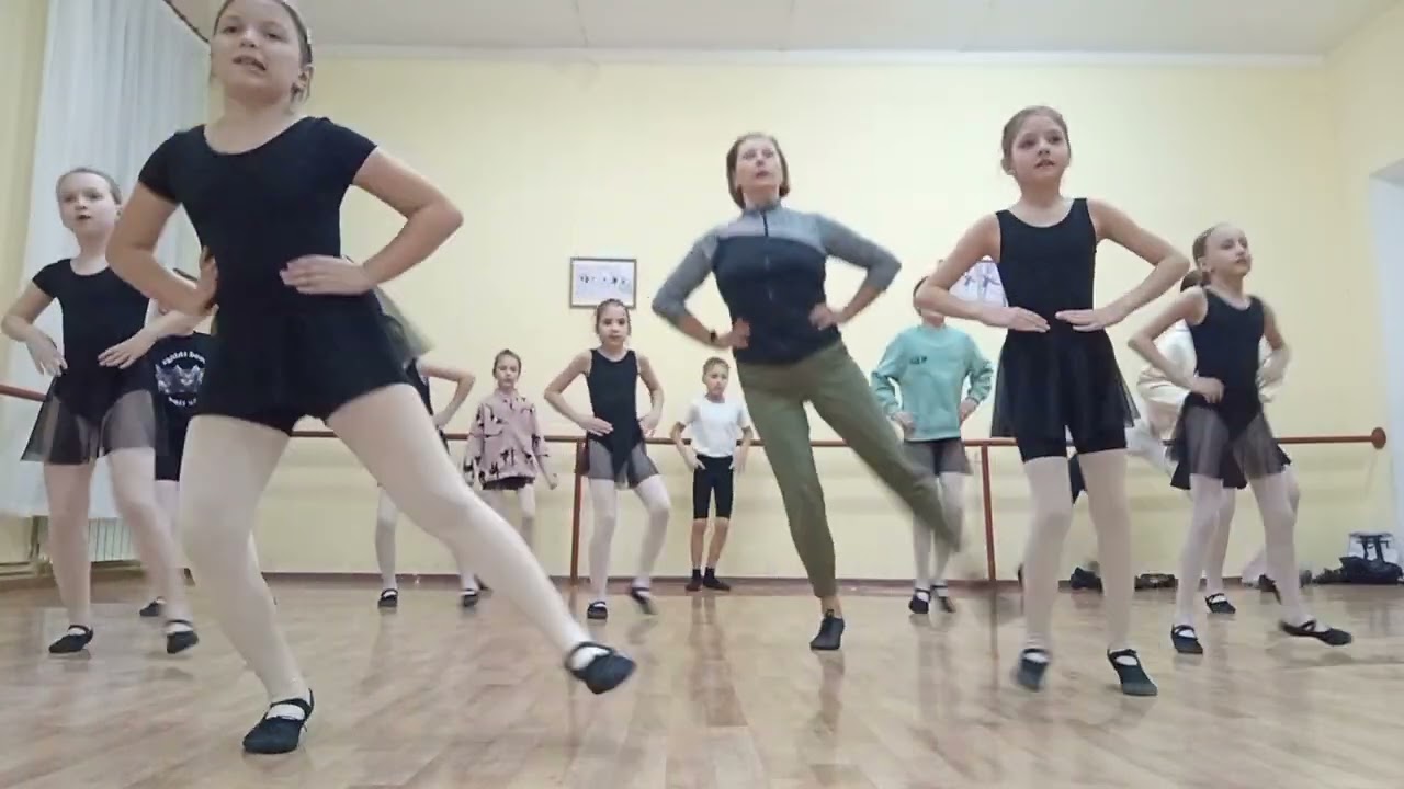 Движения белорусских танцев. Ансамбль 