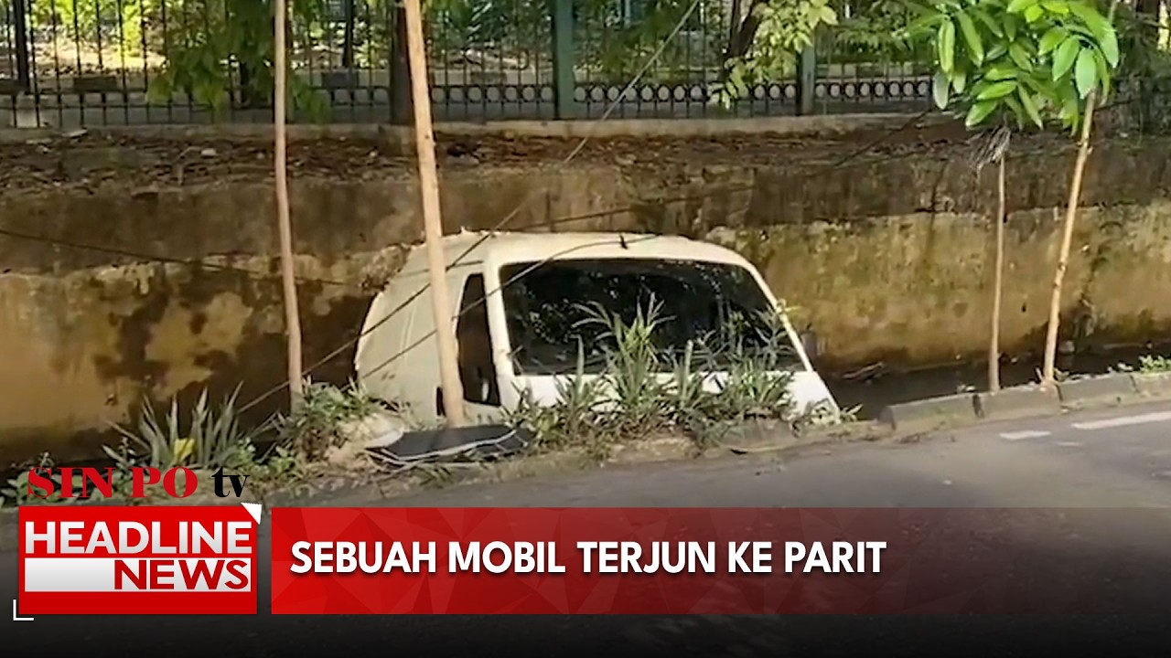 Sebuah Mobil Terjun Ke Parit