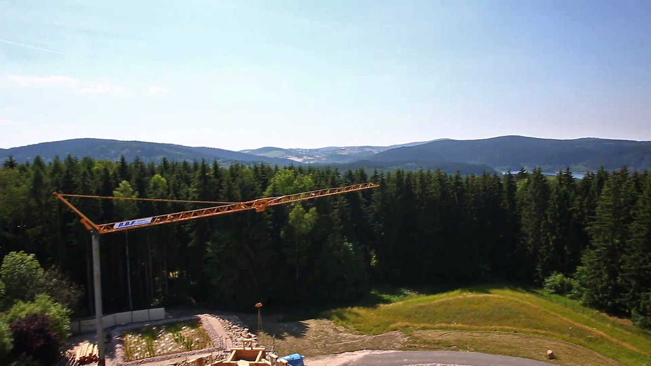 Drohnenflug über den Naturbadesee der Badegärten Eibenstock