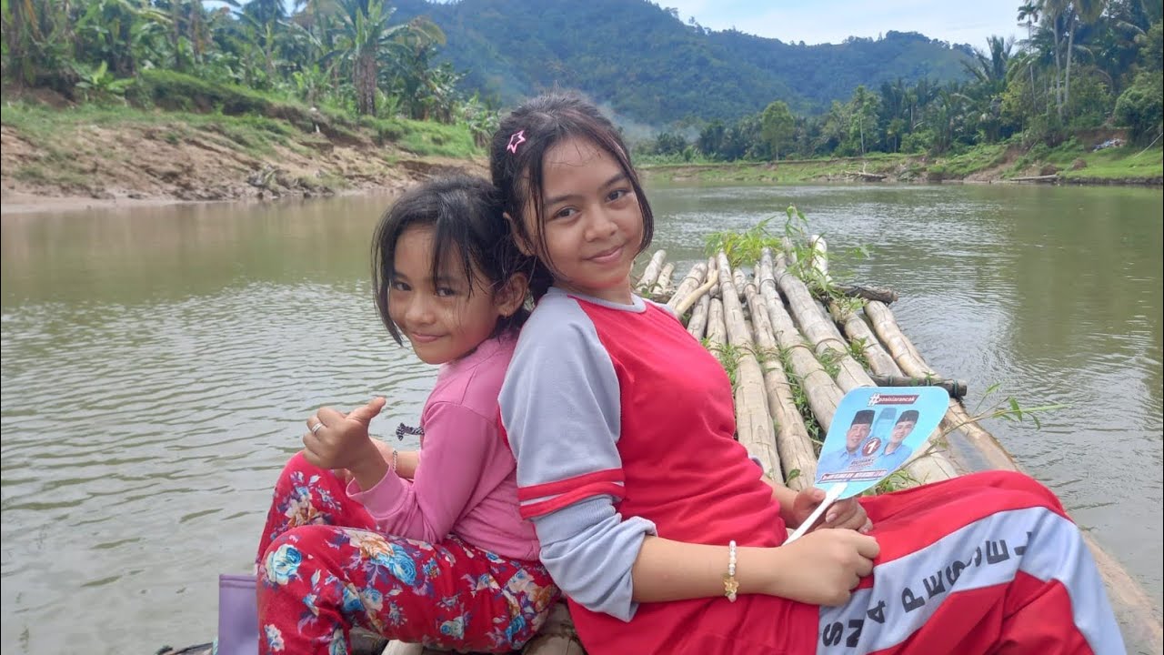 CAHAYA DAN ARUMI NAIK RAKIT PULANG DARI LADANG 