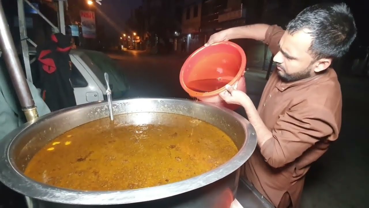 Street Food In Lahore | Cheapest Roadside Breakfast Chanay & Cholay